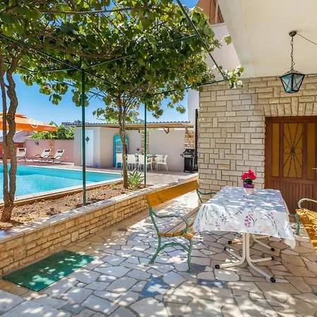 4 Bedroom Beautiful In Διαμέρισμα *