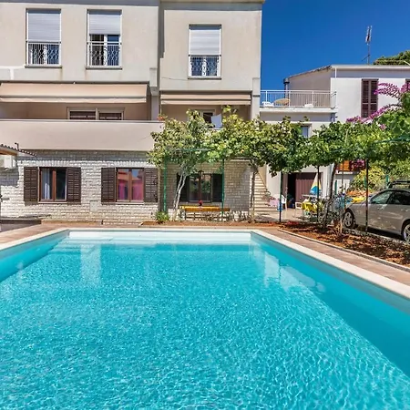 4 Bedroom Beautiful In Apartment Pula