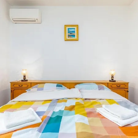 4 Bedroom Beautiful In Apartamento Pula