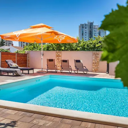4 Bedroom Beautiful In Apartment
